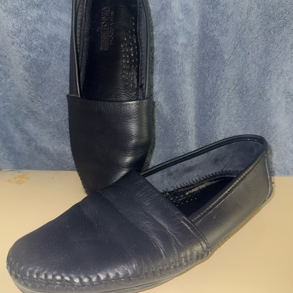 Minnetonka Black Leather Slip-On Moccasin Loafers